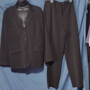 Classic Lee Black Blazer and Pants Set 12/14